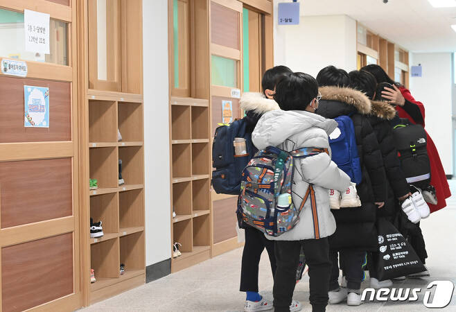 2일 서울 강동구 강빛초중이음학교에서 초등학생들이 교실로 입실하고 있다.  © News1 사진공동취재단