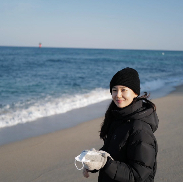 Actor Baek Jin-hee released a photo taken in the winter Sea.Baek Jin-hee posted several photos on his instagram on the 2nd with the article Winter Sea.In the photo, Baek Jin-hee boasted Beautiful looks while showing off her innocence in a comfortable outfit wearing a padding jumper and a hat.In particular, Baek Jin-hee looked at someone with a falling eye and laughed and laughed and laughed.On the other hand, Baek Jin-hee has been openly devoted since 2017 after establishing a relationship with Yoon Hyun-min through the MBC drama My Daughter, Golden Month in 2016.