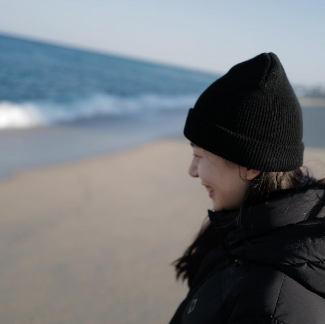 Actor Baek Jin-hee released a photo taken in the winter Sea.Baek Jin-hee posted several photos on his instagram on the 2nd with the article Winter Sea.In the photo, Baek Jin-hee boasted Beautiful looks while showing off her innocence in a comfortable outfit wearing a padding jumper and a hat.In particular, Baek Jin-hee looked at someone with a falling eye and laughed and laughed and laughed.On the other hand, Baek Jin-hee has been openly devoted since 2017 after establishing a relationship with Yoon Hyun-min through the MBC drama My Daughter, Golden Month in 2016.