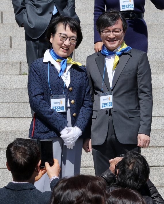 김의겸 전 청와대 대변인(오른쪽)과 김진애 열린민주당 의원./뉴스1 © News1 박세연 기자 /사진=뉴스1