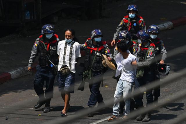 지난달 27일 미얀마 최대 도시인 양곤에서 진압 경찰이 쿠데타 규탄 시위를 벌인 시민들을 체포하고 있다. 양곤=AP 연합뉴스