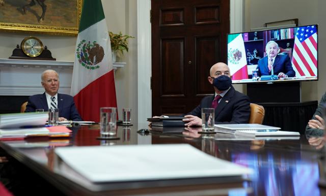 조 바이든(왼쪽) 미국 대통령이 1일 백악관에서 안드레스 마누엘 로페스 오브라도르(화면) 멕시코 대통령과 화상 정상회담을 하고 있다. 워싱턴=로이터 연합뉴스