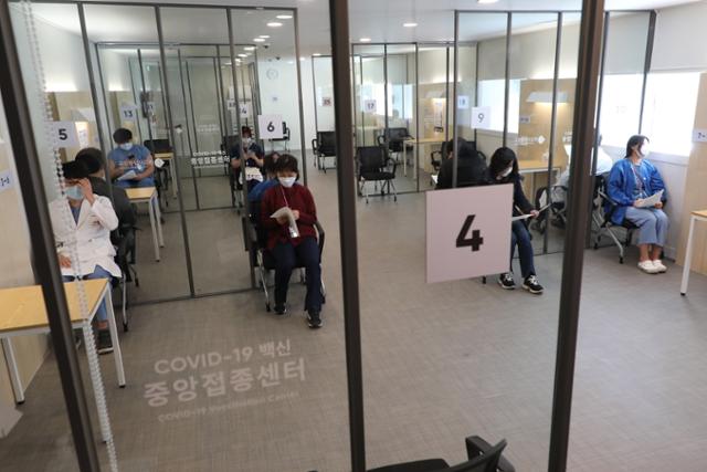 서울시 중구 국립중앙의료원 중앙예방접종센터에서 화이자 백신을 맞은 의료진이 관찰실에서 대기하고 있다. 사진공동취재단