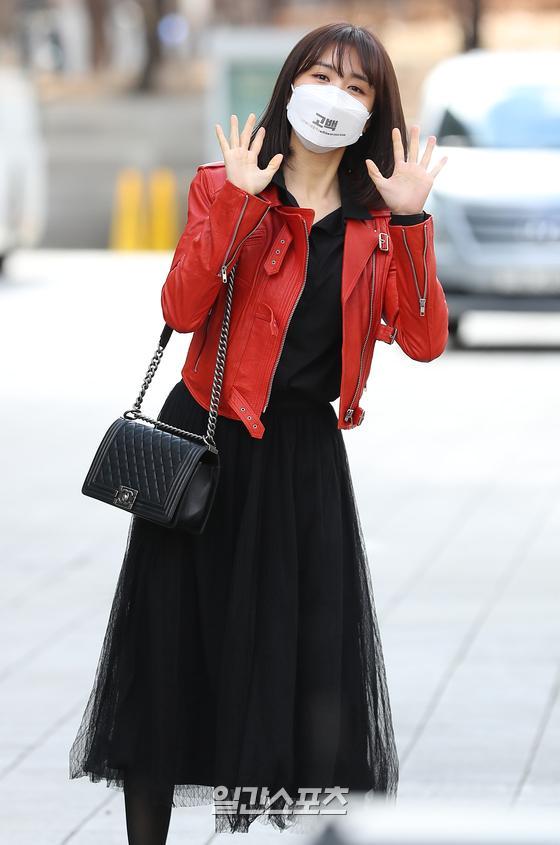 Actor Park Ha-sun has a photo time on his way home from work after finishing the power FM Cinetown of Park Ha-sun held at SBS in Mok-dong, Seoul Yangcheon District on the afternoon of the 2nd.