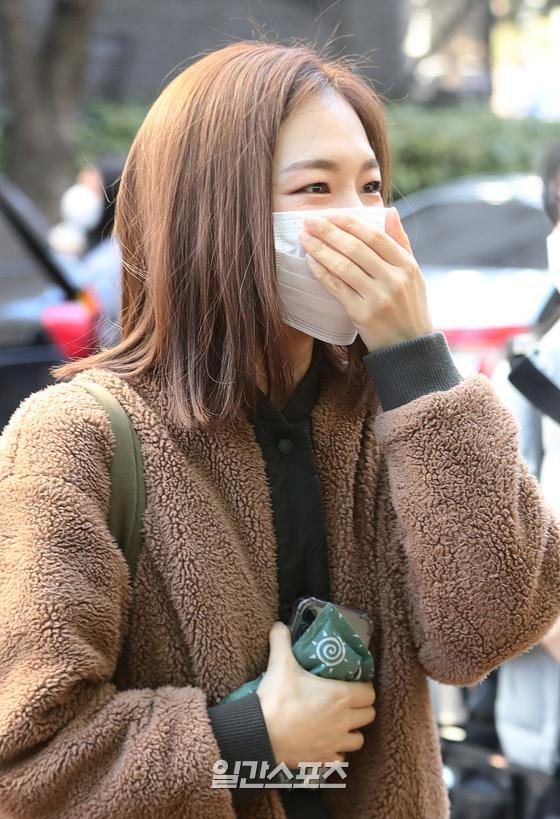 Actor Yeri Han is heading to the broadcasting station to attend the recording of Yoo Hee-yeols Sketchbook at KBS in Yeouido, Seoul on the afternoon of the afternoon.