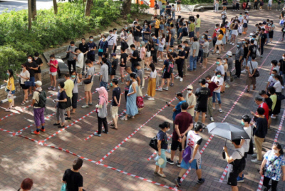지난해 7월 홍콩 범민주진영이 입법회 의원 선거에 나설 야권 단일후보를 정하기 위해 실시한 예비선거에 참여하려는 시민들이 길게  줄을 서 있다. 로이터연합뉴스