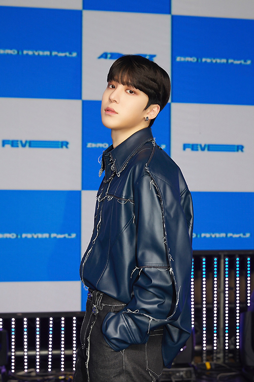 Atez Jeong Yun-ho greets at the showcase of the release of Atez (ATEEZ)s sixth mini album, Zero: Sea Fever Part 2 (ZERO: FEVER Part.2), which was held online on the afternoon of the 2nd.The sixth mini-album Zero: Sea Fever Part 2 (ZERO: FEVER Part.2) by Atez (Hongjung, Sunghwa, Jeong Yun-ho, Yeosang, Mountain, Mingi, Wooyoung, Jongho) captures the story of Atez, which burns the fire that was fading all over the world.A total of seven songs were included, including the title song Im The One.