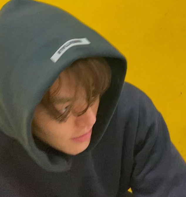 Actor Kim Woo-bin has still revealed his warm-hearted current situation.Kim Woo-bin posted a picture on his personal instagram on March 1.Kim Woo-bin in the photo is smiling a little while wearing a hood. It is a figure of Kim Woo-bin who is shaken by the shaky picture, but the wonderful atmosphere still admires.Meanwhile, Kim Woo-bin is about to release the film The Alien (Gase), which is also in public with actor Shin Min-ah.