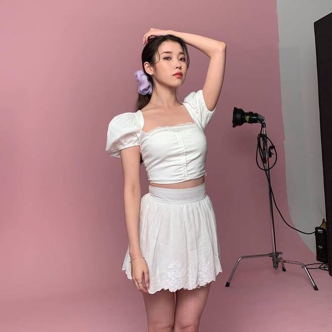 Singer and actor IU has released the latest with Water-Rise visuals.On March 2, the IU posted two photos on his instagram without any comment.In the photo, IU, who is taking a photo shoot in a studio with a pink background, is staring at the camera, wearing a white blouse and short skirt and giving points with purple hair straps.With the beauty of Come Back, it has made fans feel more beautiful. The slender body and lovely atmosphere lead the attention with Ryteimi.On the same day, the IU posted HILAC object Teaser on the official SNS channel.This new album by IU is a regular album released in four years since the 2017 Palette. It will be released in March.The movie broker will also be confirmed, and it is expected to continue the restless move this year.