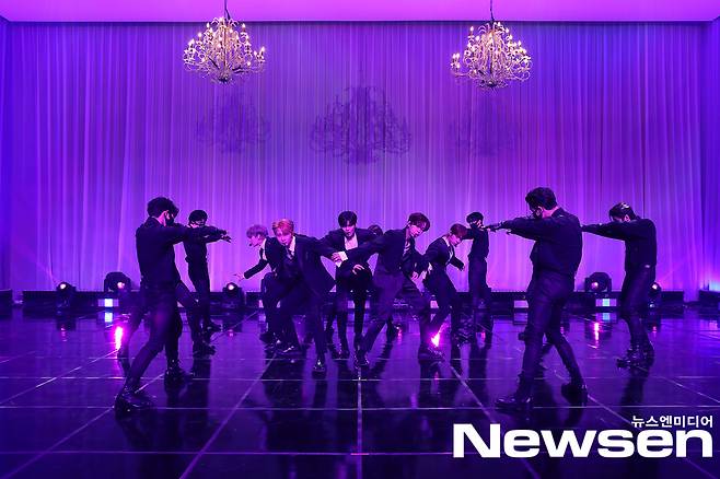 Verivery A media showcase commemorating the release of the new single SERIES O [ROUND 1: HALL] was held online in the aftermath of COVID-19 on the afternoon of March 2.Verivery (Dongheon, Hotel pool, Gyehyeon, Yeonho, Yongseung, Kangmin) is showing the showcase stage on this day.Photos: Jellyfish Entertainment