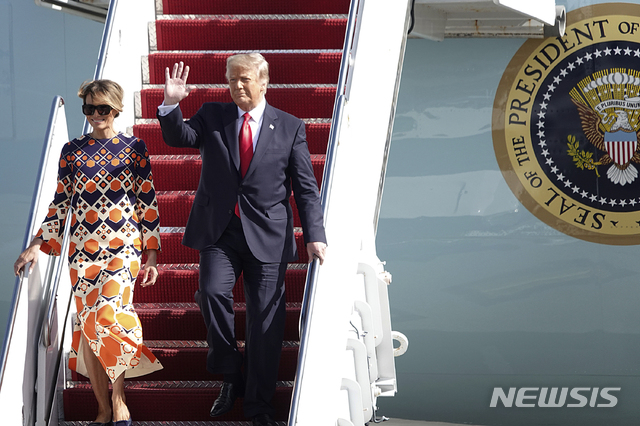 [웨스트팜비치=AP/뉴시스]지난 1월20일(현지시간) 임기를 마친 도널드 트럼프 미국 대통령(오른쪽)과 부인 멜라니아 트럼프 여사가 플로리다주 웨스트팜비치에 있는 팜비치 국제 공항에 도착한 모습. 2021.03.02.
