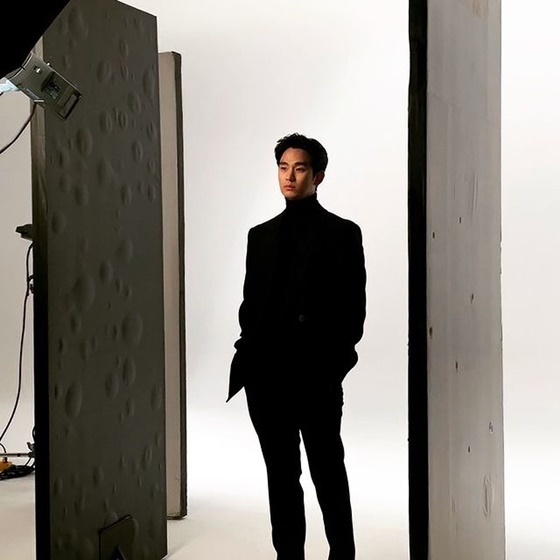 Kim Soo-hyun posted two photos on his instagram on the 2nd, and Kim Soo-hyun in the public photo is posing in white-toned sneakers on the all-black suit.His eyes are on his appearance, which boasts that this is the true story of All Black.Young Jin-wi Korean Actors 200 selected 100 female Actors and 100 male Actors based on the participation of Korean films for the past 10 years and the record of winning domestic and overseas film festivals.Kim is one of the 200.