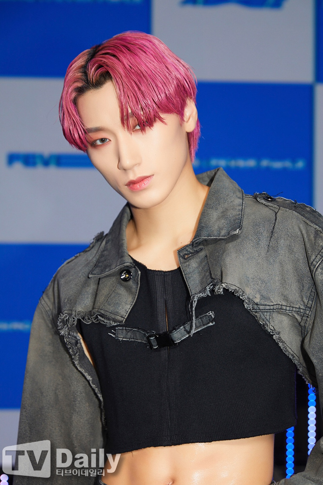 A showcase commemorating the release of Atez (ATEEZ) mini-sixth album Zero: Fever Part 2 (ZERO: FEVER Part.2) was held online.Atez (Hongjung, Sunghwa, Yunho, Yeosang, Mountain, Mingi, Wooyoung, Jongho) poses on the day.Atez, who had gathered expectations by exceeding 350,000 pre-orders before the official release, won the top spot in real-time search terms of major music source sites in Korea as soon as the sound source was released at 6 pm on the 1st, and entered the real-time charts of Melon, Bugs and Genie.In addition, Ateezs album topped the iTunes Top Albums charts in 36 countries including United States of America, the UK, the Netherlands and Indonesia, and also topped the Worldwide iTunes Album Chart.In particular, the title song Im The One of Zero: Fever Part 2 also ranked # 1 in iTunes Top Songs in 20 countries including Brazil, Peru, Russia and the Philippines, as well as Worldwide iTunes Top Songs, proving its hot response.The music video Fire Playya, which was released at the same time as the release of the sound source, also topped the YouTube music video Trending Worldwide and Video Trending Worldwide, respectively, raising expectations for activities that will run in full swing for 2021.