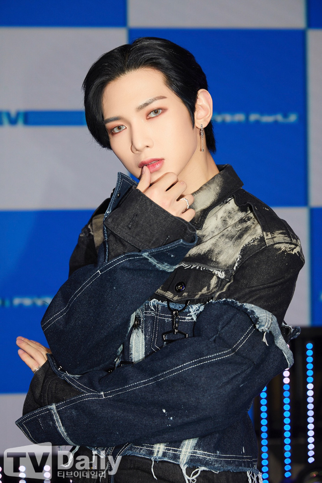 A showcase commemorating the release of Atez (ATEEZ) mini-sixth album Xero: Fever Part 2 (ZERO: FEVER Part.2) was held online.Atez (Hongjung, Sunghwa, Yunho, Kang Yeo-sang, Mountain, Mingi, Wooyoung, Jongho) poses on the day.Atez, who had gathered expectations by exceeding 350,000 pre-orders before the official release, won the top spot in the real-time search query of major soundtrack sites in Korea as soon as the soundtrack was released at 6 pm on the 1st, and entered the real-time charts of Melon, Bucks and Genie.In addition, Ateezs album topped the iTunes Top Albums charts in 36 countries including United States of America, the UK, the Netherlands and Indonesia, and also topped the Worldwide iTunes Albums charts.In particular, the title song Im The One of Xero: Fever Part 2 was ranked # 1 in iTunes Top Songs in 20 countries including Brazil, Peru, Russia and the Philippines, as well as # 1 in Worldwide iTunes Top Songs, proving its hot response.The music video Fire Playya, which was released at the same time as the soundtrack release, also topped the YouTube video Trending Worldwide and Video Trending Worldwide, respectively, and expectations for activities to run smoothly for 2021 are increasing day by day.