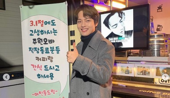 I love my girlfriends!Actor Yeo Jin-goo is a Celebratory photo full of handsome boys on friends coffee or Tea GiftI replied.Yeo Jin-goo posted on his instagram on the 1st, We are the 5th anniversary ... lets just stay like now. Do not get closer.# Yeo Jin-goo friends # girlfriends # my friends # Idea was good # I praised # Chung-Ang University # University friends # JTBC # gilt drama # monster # Hanjuwon # 9oogram added.The photos posted together show the laughing Neo Jin-goo in front of Coffee or Tea Gift, an idea-filled phrase sent by friends under the name Yeo Jin-goo friends.Also, taking a thumb chuck pose, Celebratory photoThe handsome boy beauty of Yeo Jin-goo, which leaves behind, also attracts attention.On the other hand, Yeo Jin-goo is meeting with fans in the JTBC drama Monster as a main actor.
