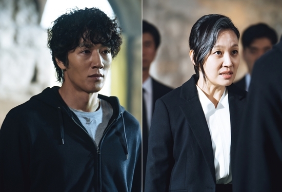 Luca: The Bigginning, which left only three times to the end, is facing a shocking reversal.TVNs monthly drama Luca: The Bigginning will raise tension on the 2nd by revealing the image of G.O (Kim Rae-won), who is surrounded by fanatic cheers.Here, the fearful eyes of Ryu Joong-kwon and Lee Da-hee captured in the laboratory herald an unpredictable development.G.O. traced back to Human Tech with Woni (Ahn Chang-hwan) to find clouds and babies; as G.Os anger grew, the counterattack of Human Tech intensified.In particular, Kim Cheol-soo (Park Hyeok-kwon), who was driven to the brink by the confrontation with Hwang Jeong-ah (Jin Kyeong), became even more vicious.Cloud manipulated his parents case, which he had pursued for the rest of his life, and shook him with distorted truth, tricking G.O. He used his anger to fight his enemies on his behalf.The runaway of G.O., which had to find a family, did not stop, and in the process, Yuna (Jung Da-eun) was killed, and Ison (Kim Sung-oh), who was angry, retaliated against Won-i and formed a breathtaking tension.I am curious about where the fate of G.O, which is unknown to me, will go.In the meantime, G.O., in the photo, finally confronted Hwang Jeong-ah, the starting point of a terrible fate, and G.O., who penetrated the temple of Hwang Jeong-ah in search of clouds and babies.His biological mother and his encounter with Hwang Jung-aa, who cleverly digs into the gaps of human desire and mind, heightens the sense of crisis in itself.G.O, just before the explosion of anger, will have a conversation with Hwang Jung-ah, and attention is focused on the blue that their meeting will bring.Above all, the dark charisma of G.O, which is admired by the worshippers, is aroused by the curiosity. G.O, who faces the reverence of humans who have been rejected as monsters for life,It is not confusion or shock, but it makes a change in his meaningful expression.The clouds and the appearance of Ryu Jung-kwon captured in the laboratory also add tension. The clouds and the clouds of Ryu Jung-kwon, which are the predecessors of G.O and the failureThe clouds are full of shock and fear, and I wonder what Ryu Jung-kwon is aiming for and what the creepy truth that clouds hear there is.The restructured human-tech image also stimulates curiosity: Chung (Chung Eun-chae), who became a new reality of Human-Tech after taking the position of Kim Cheol-soo, is causing interest.Ryu Jung-kwon, Hwang Jung-ah, and Chung, who have begun to stretch the masu to babies with the dominant genes of G.O, amplifies the tension.G.Os gruelling struggle to save clouds and babies continues in the 10th broadcast on the 2nd.Clouds that were shaken by the human-tech villas scheme will also break through the front to protect the baby, and G.O will cause a blue with unexpected choices.Luca: The Bigginning production team said, The 10th is an important turn to the extraordinary end, he said. Watch what choice G.O. will make at the crossroads to protect clouds and babies.It will unfold unexpectedly.Luca: The Bigginning 10 episodes air at 9 p.m. on the 2nd.Photo: TVN Luca: The Bigginning