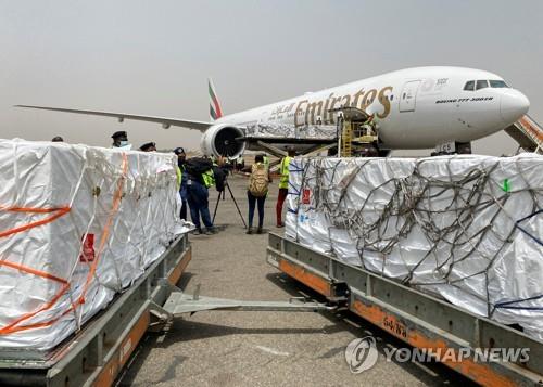 2일 나이지리아 아부자 국제공항에 도착한 코백스 제공 아스트라제네카 백신 1차분 [로이터=연합뉴스]