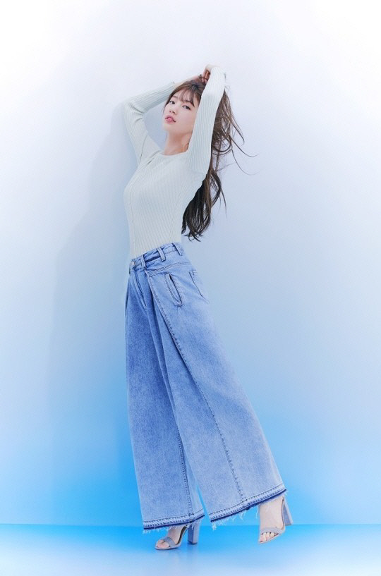 Bae Suzy filmed the total lifestyle brand GUESS (Ges) and the Spring Collection pictorial.Bae Suzy is a costume with spring freshness and warm feeling, and it has the same charm as Goddess of Spring.Photos