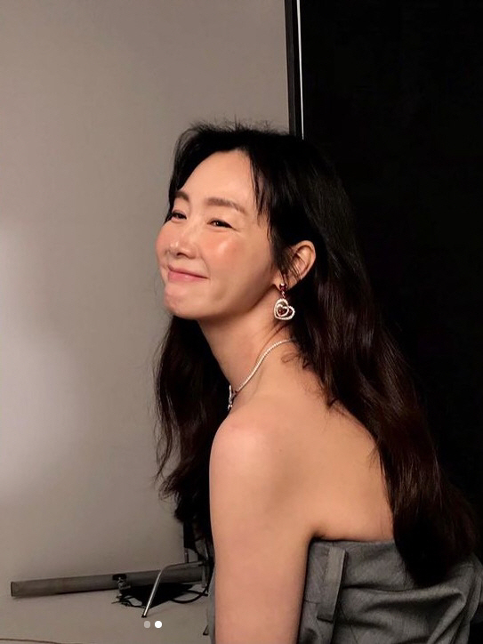 Actor Choi Ji-woo, who became a mother, still emanated a lovely and elegant charm.Choi Ji-woo posted a picture taken on his instagram  on the 3rd day of the fashion magazine photo shoot.In the open photo, Choi Ji-woo poses in a White suit and off-shoulder costume. Especially, Choi Ji-woo is still attracting attention with a cute expression that puts the Wind on the ball.Meanwhile, Choi Ji-woo married a non-entertainer of nine years younger in 2018 and gave birth to a daughter the following year.
