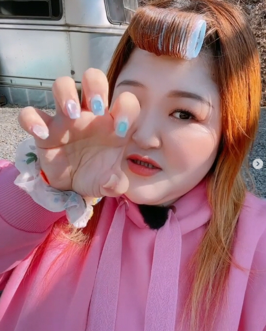 Gag Woman Lee Guk-joo has been showing off her Modern Nail Art And Care and has been on the latest.On the 3rd, Lee Guk-joo posted a short video and photo on his instagram with an article entitled #Modern Nail Art And Care # Tenfinger Extension # Who Tuna Cans # I want to eat tuna kimchi stew # Who Coke # Digest me #.In the released video, Lee Guk-joo, who boasts Modern Nail Art And Care, is featured. Especially, she adds brightness to her pink costume.Meanwhile, Lee Guk-joo is currently active in TVN entertainment comedy big league.