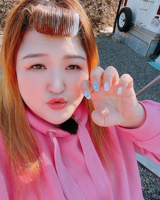 Gag Woman Lee Guk-joo has been showing off her Modern Nail Art And Care and has been on the latest.On the 3rd, Lee Guk-joo posted a short video and photo on his instagram with an article entitled #Modern Nail Art And Care # Tenfinger Extension # Who Tuna Cans # I want to eat tuna kimchi stew # Who Coke # Digest me #.In the released video, Lee Guk-joo, who boasts Modern Nail Art And Care, is featured. Especially, she adds brightness to her pink costume.Meanwhile, Lee Guk-joo is currently active in TVN entertainment comedy big league.