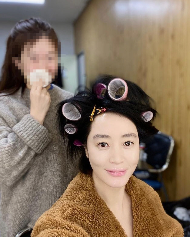 Actor Kim Hye-soo shared his daily life.Kim Hye-soo posted a picture of his current situation on his instagram  on the 3rd without any other comment.In the photo, there is a picture of Kim Hye-soo, who is making hair makeup. At this time, Kim Hye-soo, who is taking a self-portrait with a hair roll, shares his daily life comfortably and attracts attention with his fans.In particular, Kim Hye-soo stared at the camera and showed a pale smile.Meanwhile, Kim Hye-soo chose Netflix original series Boy Judge as his next work.