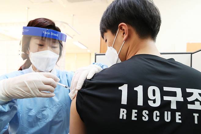 3일 오전 경기도 여주시보건소에서 여주소방서 119 구급대원이 코로나19 아스트라제네카(AZ) 백신 접종을 받고 있다. 연합뉴스