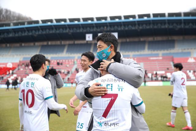 대전 에디뉴가 지난달 28일 부천종합운동장에서 열린 하나원큐 K리그2 2021 부천전에서 득점한 뒤 이민성 감독과 포옹하고 있다. 한국프로축구연맹 제공