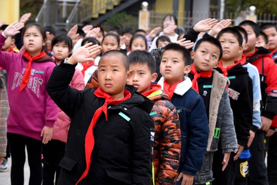 1일 중국에서 아이들이 개학식에 참석하고 있다. [신화=연합뉴스]