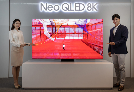 Models introduce Samsung Electronics' 8K Neo QLED on Wednesday at the company's experience hall in Seocho-dong, southern Seoul. [SAMSUNG ELECTRONICS]