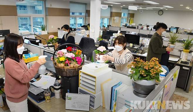 사무실 꽃 생활화를 실천하는 모습.