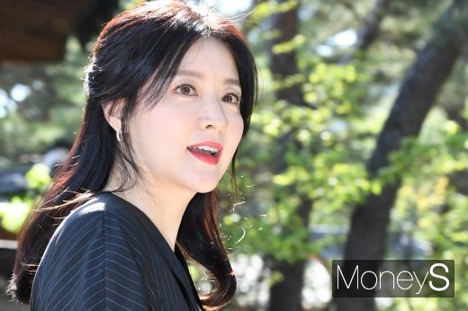 배우 이영애 측이 국방위 소속 의원들에게 후원금을 전달한 것과 관련해 남편 정호영 회장과는 전혀 관계가 없다며 공식입장을 밝혔다. /사진=장동규 기자