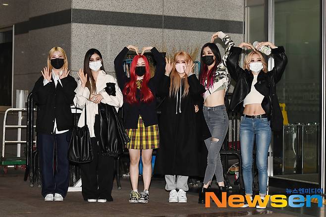Pixie (PIXY) member Sae-Byeol, Shadia, Da-Jung, Sua, Laura and Ella attended the MBC every1 entertainment Show Champion schedule held at MBC Dream Center in Janghang-dong, Ilsan-dong, Goyang-si, Gyeonggi-do on the afternoon of March 3.Members of Pixie (PIXY) are leaving work after Sanok.