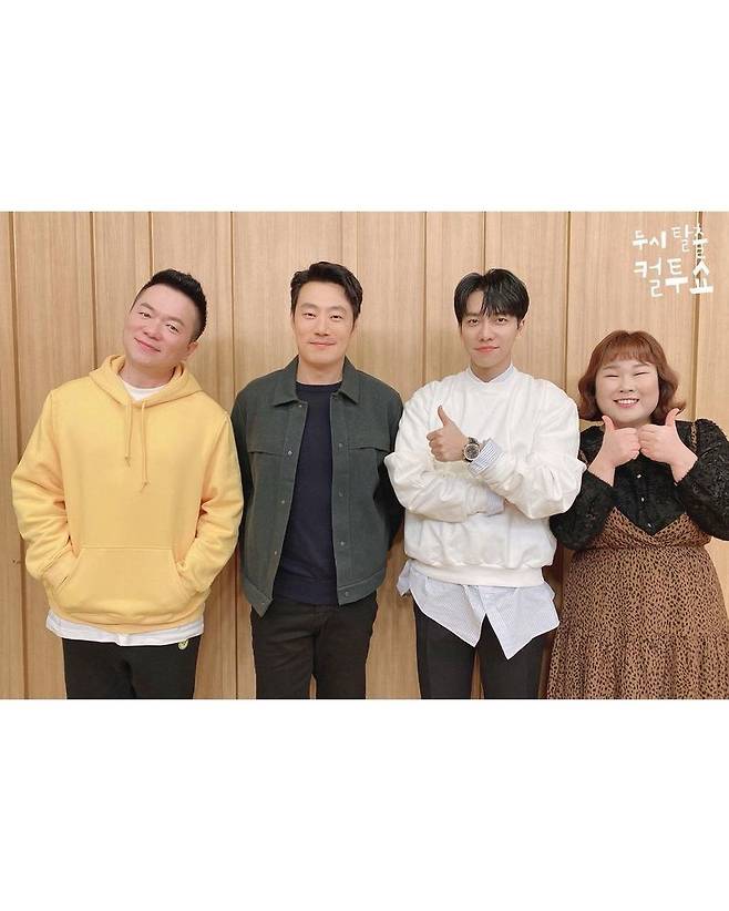 A certified shot of Lee Seung-ki and Lee Hee-joon, the Dooshi Escape Cult show, was posted.On March 3, SBS Power FM Dooshi Escape Cult show official Instagram said, After the special invitation debut # Cult show first appearance!!!!!!!!!!! #Mouse with two leading actors (and there are group photos if you skip!) # Duchy Escape Cult show # Cult show # 10:30 tonight # Mouse # First broadcast # Please say a lot and several photos were posted.Lee Seung-ki and Lee Hee-joon in the public photos are staring at the camera with their thumbs up. Especially, the warm visuals of Lee Seung-ki and Lee Hee-joons main actors attracted attention.Meanwhile, Lee Seung-ki - Lee Hee-joons TVN drama Mouse will be broadcast for the first time at 10:30 pm on March 3.
