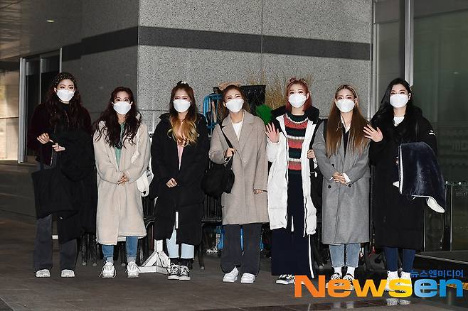 Trivi (TRI.BE) members Kelly Clarkson, Song Sun, Jia, So Eun, Mire, Hyun Bin and Jinha attended the MBC every1 entertainment Show Champion schedule held at MBC Dream Center in Janghang-dong, Ilsan-gu, Gyeonggi-do on the afternoon of March 3.Members of the trivi (TRI.BE) are entering the station.