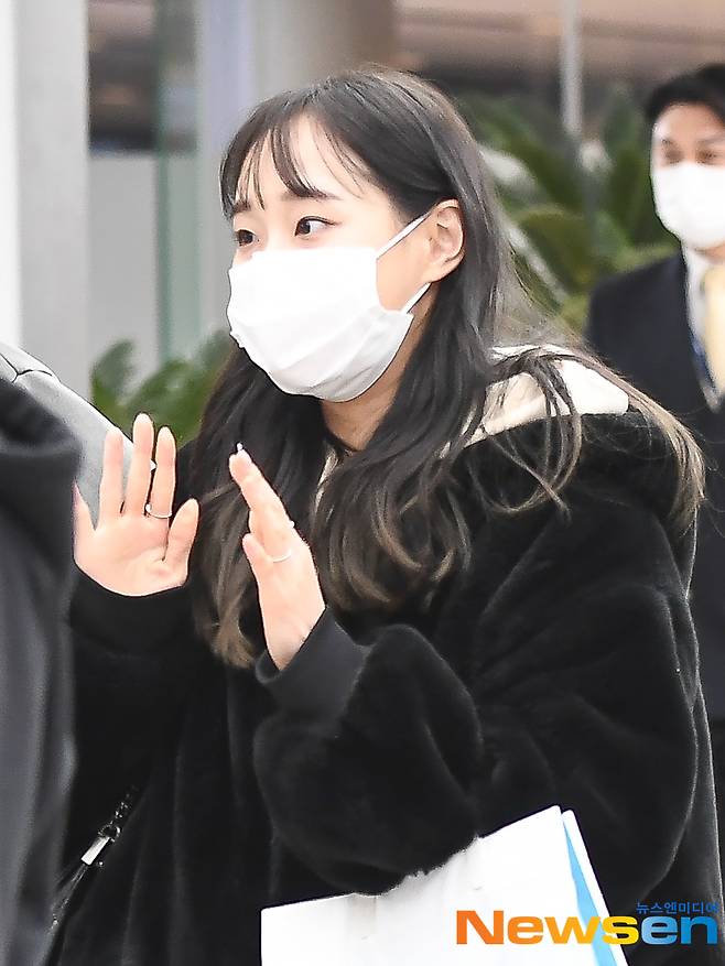 This months girl member Chu arrived at Gimpo International Airport in Banghwa-dong, Gangseo-gu, Seoul after finishing the schedule in Jeju Island on the afternoon of March 3.