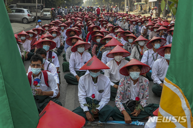 [만달레이=AP/뉴시스]3일 미얀마 만달레이에서 교복과 미얀마 전통 모자를 쓴 교사들이 군부 쿠데타 반대 시위에 참여하고 있다. 2021.03.03.