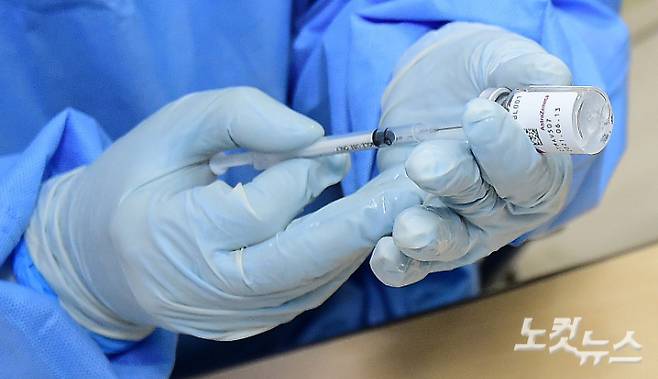 3일 서울 중구보건소에서 의료진이 아스트라제네카(AZ) 백신을 주사기에 담고 있다. 박종민 기자