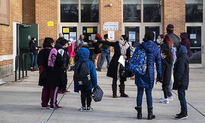 1일(현지시간) 미국 일리노이주 시카고 북부의 한 초등학교 앞에 학부모들과 학생들이 교실 입장을 위해 대기하고 있다. 시카고=AP연합뉴스