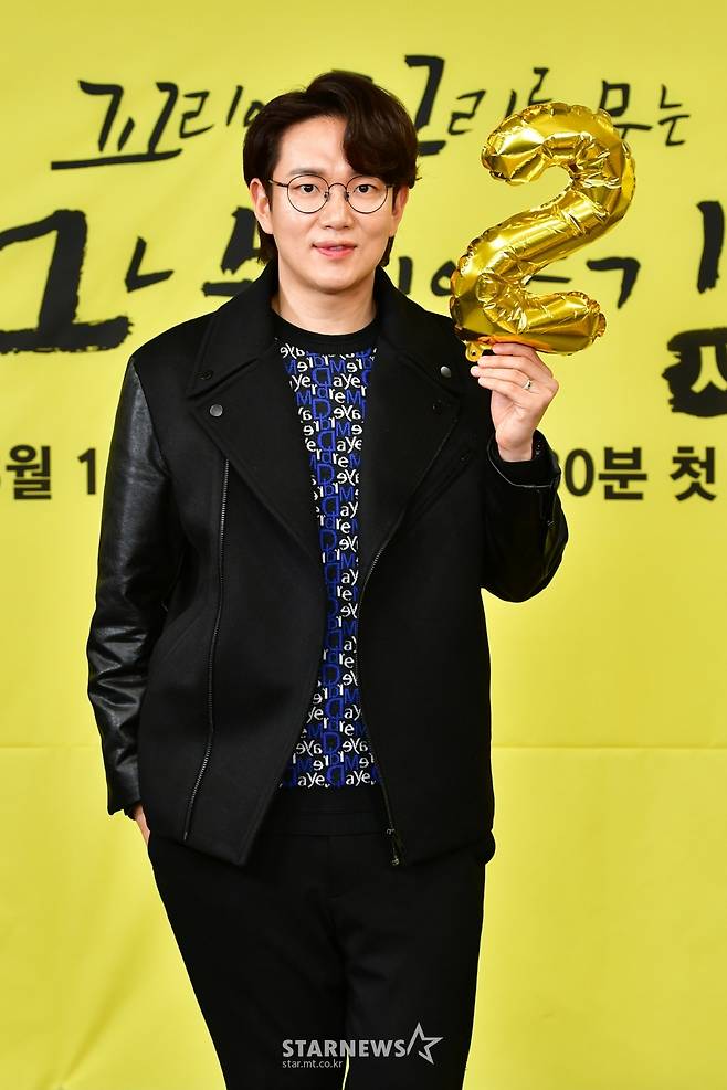 Broadcaster Jang Sung-kyu poses ahead of the production presentation of SBS The Tale of the Tail on the tail which was broadcast live on Online on the afternoon of the 3rd./ Photos