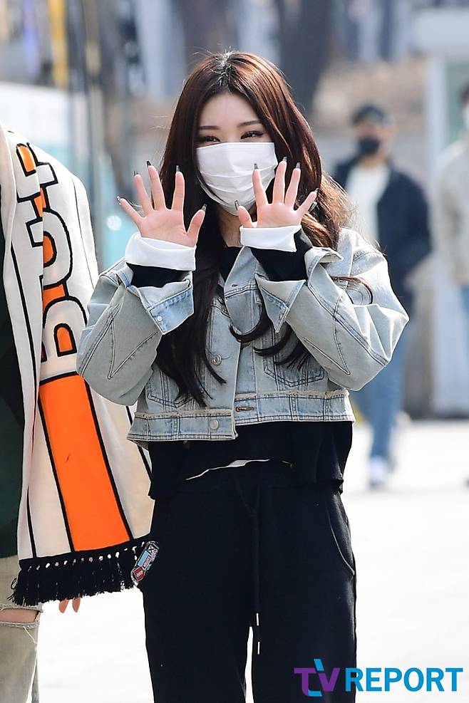 Singer Chungha is entering the Mokdong office building in Yangcheon-gu, Seoul for the radio broadcast of SBS Power FM Dooshi Escape Cult show on the afternoon of the 3rd.