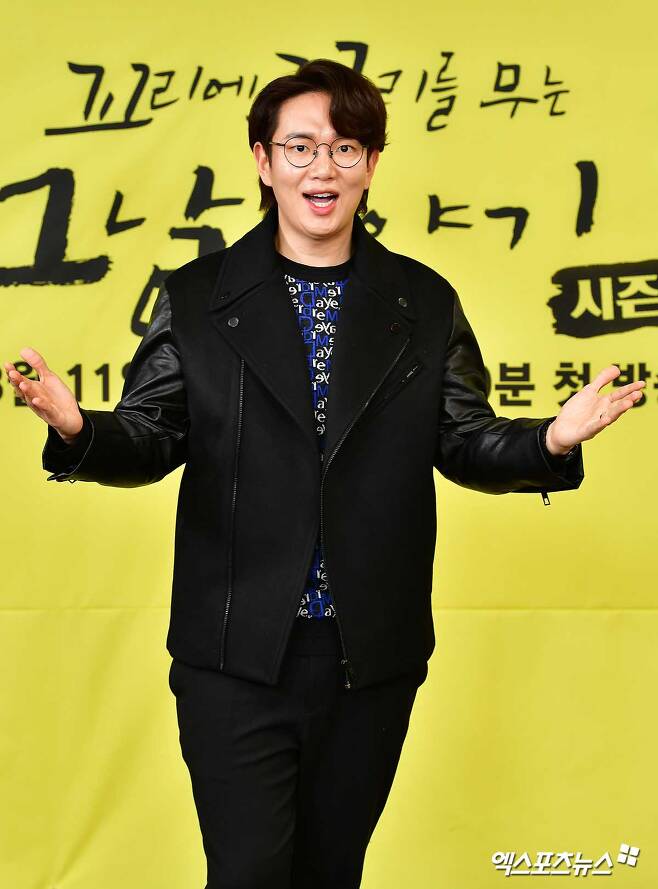 Broadcaster Jang Sung-kyu, who attended the production presentation of Season 2 Online, the SBS current affairs program The Tale of the Tail on the tail, which was held on the afternoon of the 3rd, has photo time.Photo: SBS Provision