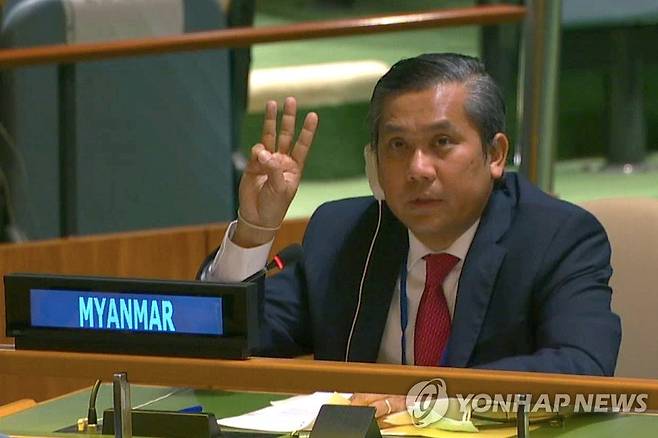 유엔총회에서 군부 쿠데타 비판하면서 '세 손가락 경례'를 한 주유엔 미얀마대사 [로이터=연합뉴스]