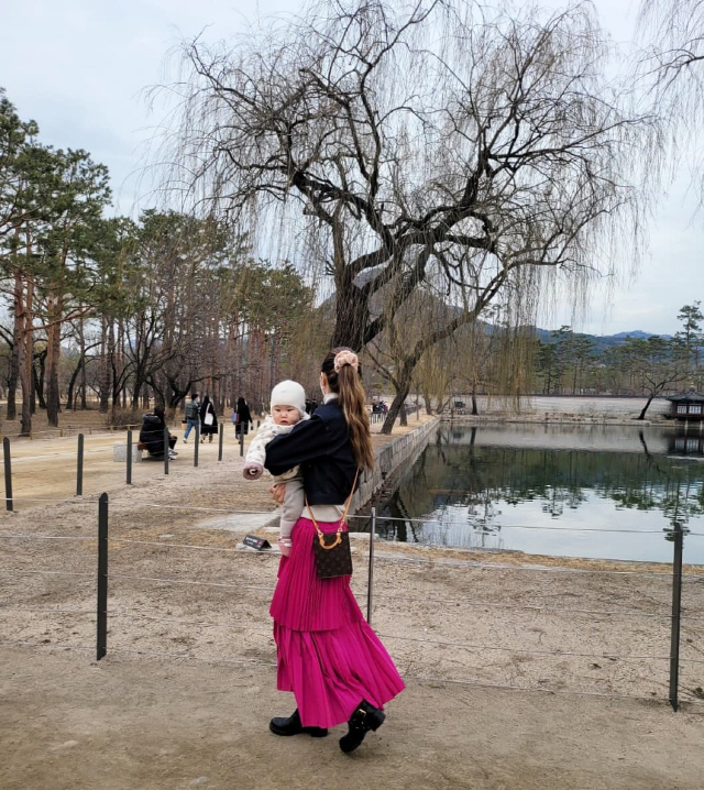 Actor Seo Hyo-rim enjoyed a trip to Gyeongbok Palace with his daughter.Seo Hyo-rim posted a picture on his instagram on the 4th with an article entitled Gyeongbok Palace Outing ... My heart is as warm as I came to my house.In the photo, Seo Hyo-rim is enjoying the Outing of Gyeongbok Palace with his daughter in his arms.Seo Hyo-rims daughter, who boasts a plump ball and a dainty no-brainer, gives a smile to those who show off their cute figure like a doll.Meanwhile, Seo Hyo-rim married Kim Soo-mis son, Chung Myung-ho, in December 2019, and won the title in June last year.