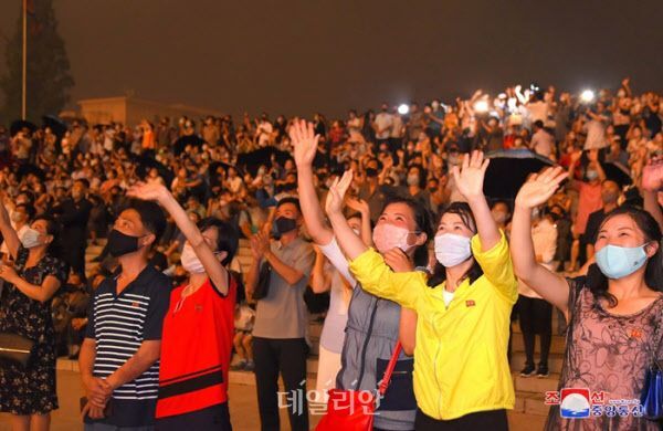 평양에서 열린 불꽃놀이 행사를 관람 중인 북한 주민들(자료사진) ⓒ조선중앙통신