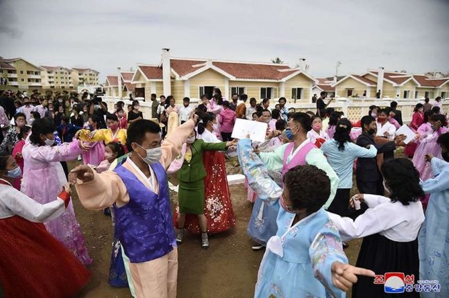 한복을 갖춰 입은 황해북도 금천군 강북협동조합 인민반 주민들이 '새집들이 행사'에서 춤을 추고 있다(자료사진). ⓒ조선중앙통신