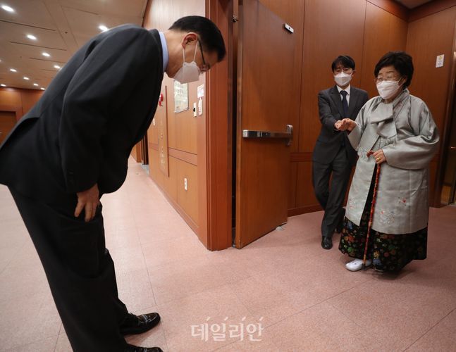 정의용 외교부 장관이 3일 서울시 종로구 외교부를 방문한 일본군 위안부 피해자인 이용수 할머니를 엘리베이터 앞에까지 나와 맞이하며 인사하고 있다. ⓒ데일리안 류영주 기자