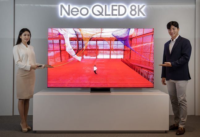삼성전자 모델이 3일 서울 서초동 삼성 딜라이트에서 미니 발광다이오드(LED)가 적용된 네오(Neo) QLED TV를 소개하고 있다.ⓒ삼성전자
