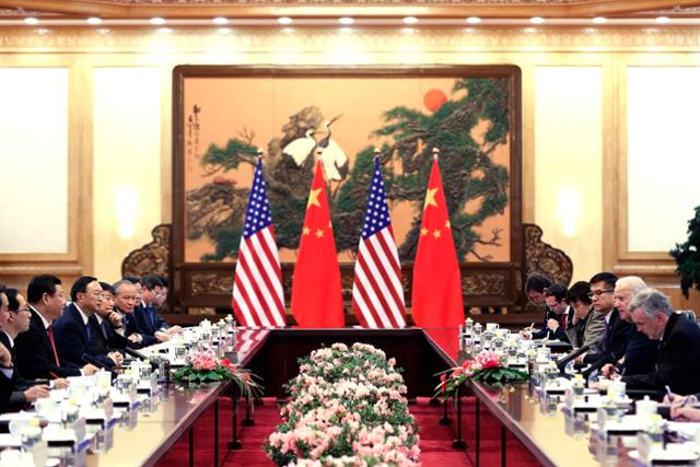 조 바이든(오른쪽 두 번째) 미국 대통령이 부통령 재임 중이던 2013년 12월 4일 중국 베이징 인민대회당에서 시진핑(왼쪽 세 번째) 국가주석과 회담을 하고 있다. 베이징=AP 연합뉴스
