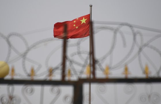 중국 신장의 소수민족 수용시설 입구 뒤로 중국 국기가 보인다. AFP=연합뉴스